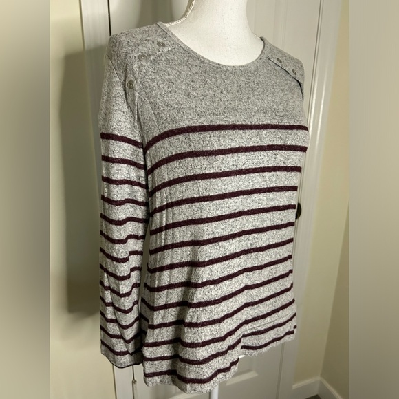 Market and Spruce Gloria Long Sleeve Hacci Button Detail Top - Picture 10 of 12